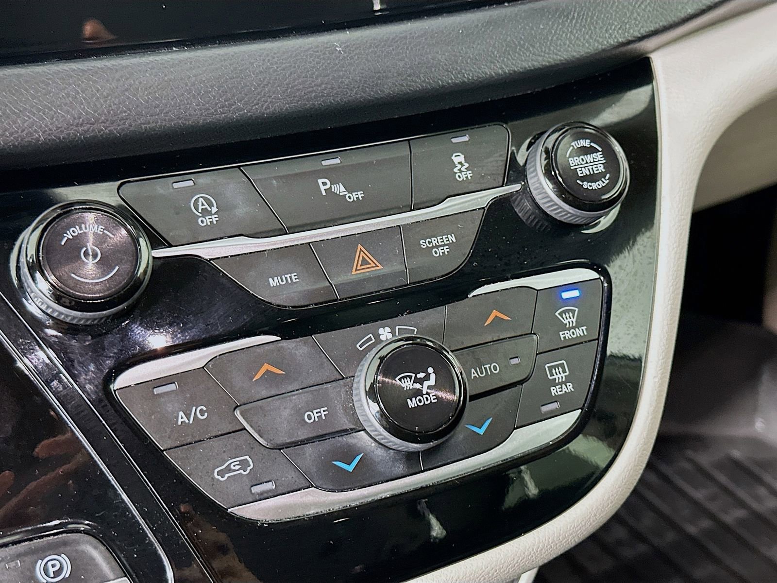 Used 2019 Chrysler Pacifica Touring-L image 16