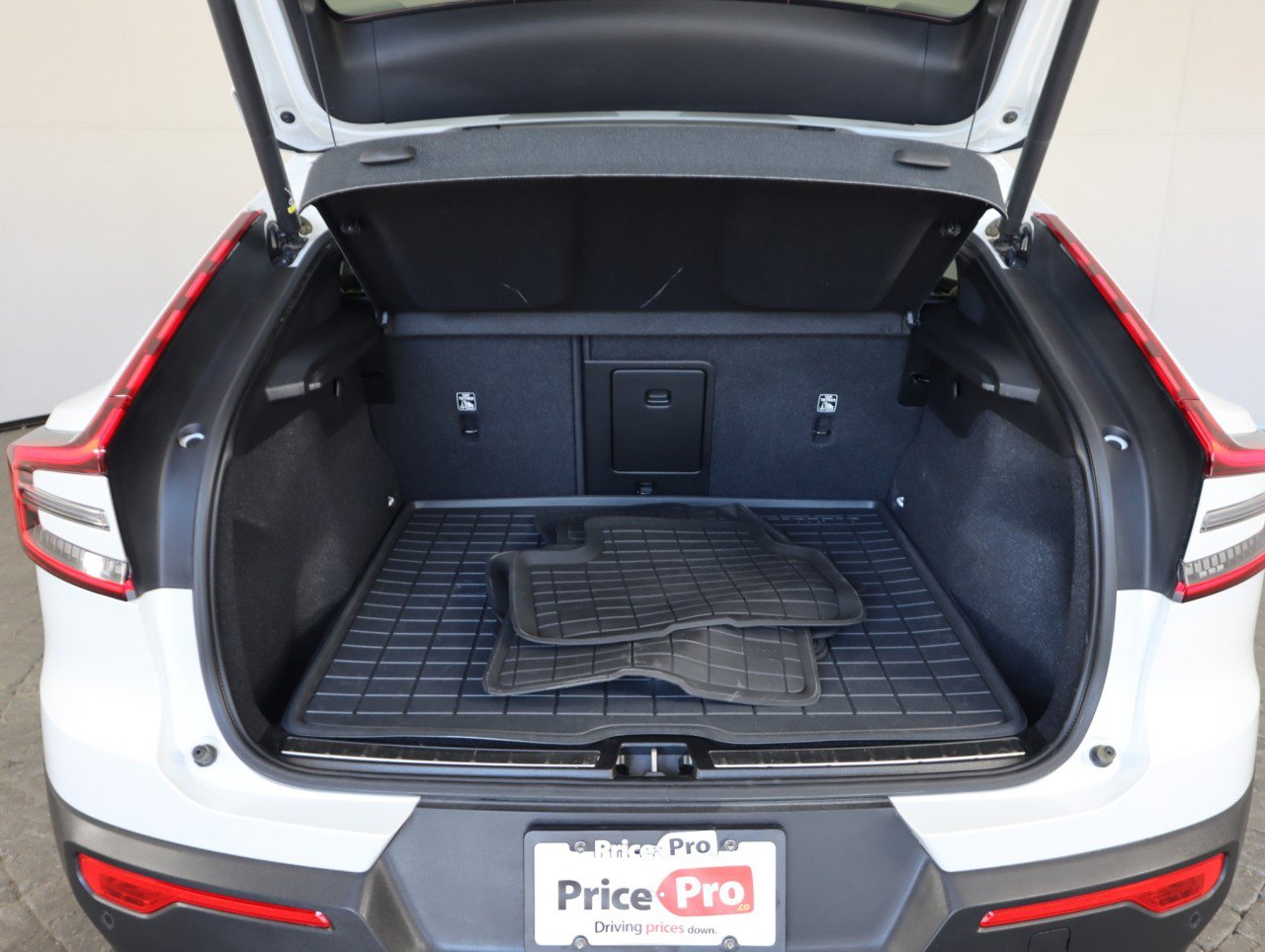 Used 2024 Volvo C40 Recharge Core image 8