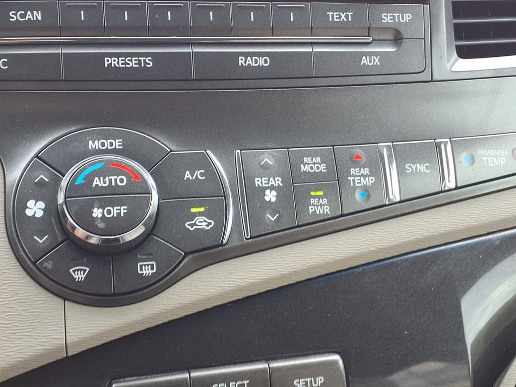 Used 2014 Toyota Sienna LE FWD image 23