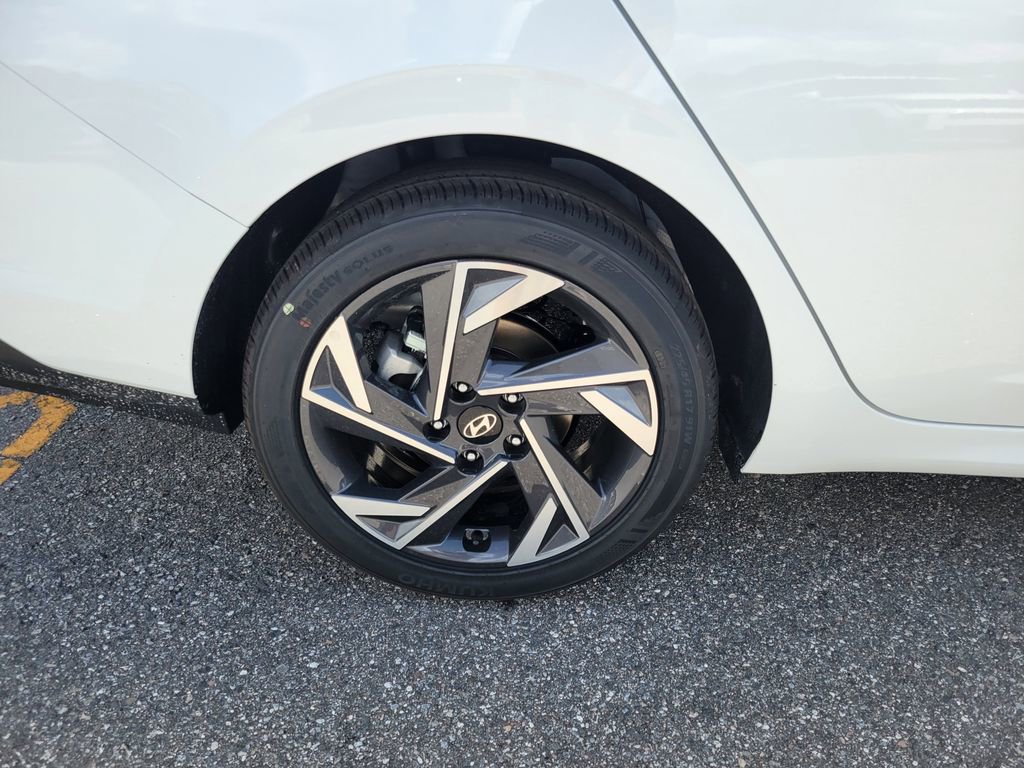 Certified 2025 Hyundai Elantra Sport image 4