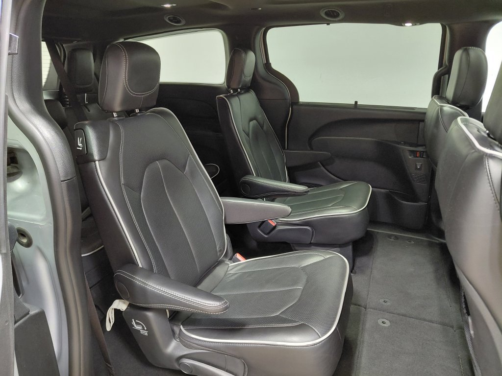 Certified 2026 Chrysler Pacifica Limited w/ S Appearance Package FWD image 46