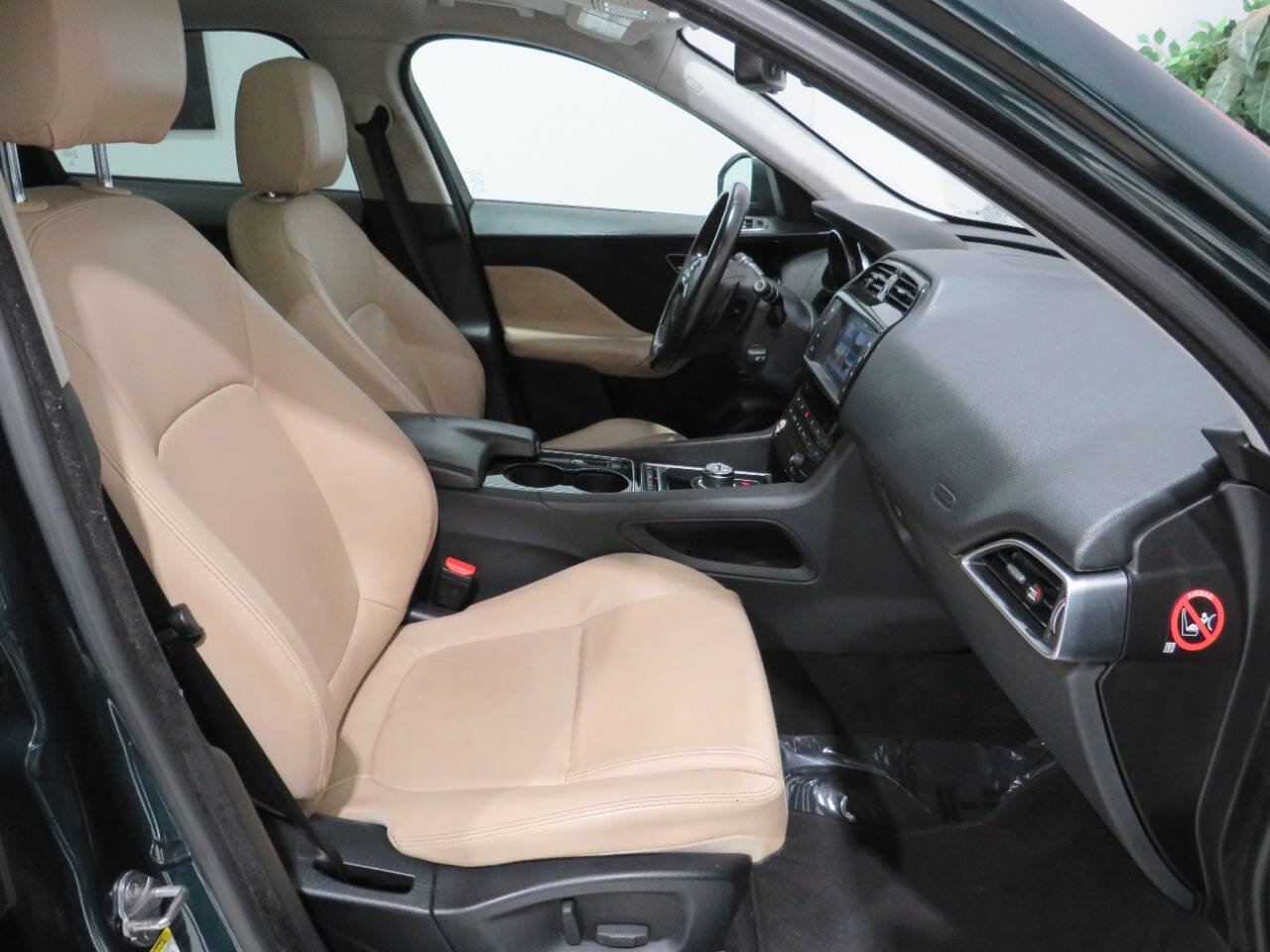 Used 2017 Jaguar F-PACE Premium image 11