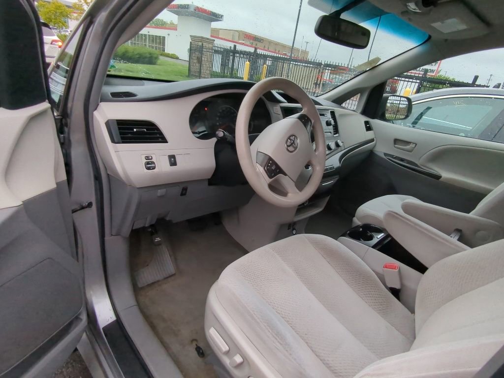 Used 2012 Toyota Sienna LE w/ Towing Pkg AWD/4WD image 7
