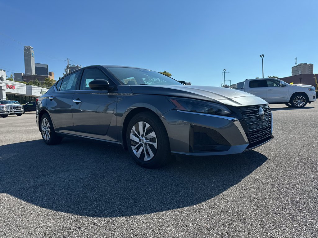 Used 2025 Nissan Altima 2.5 S FWD image 2