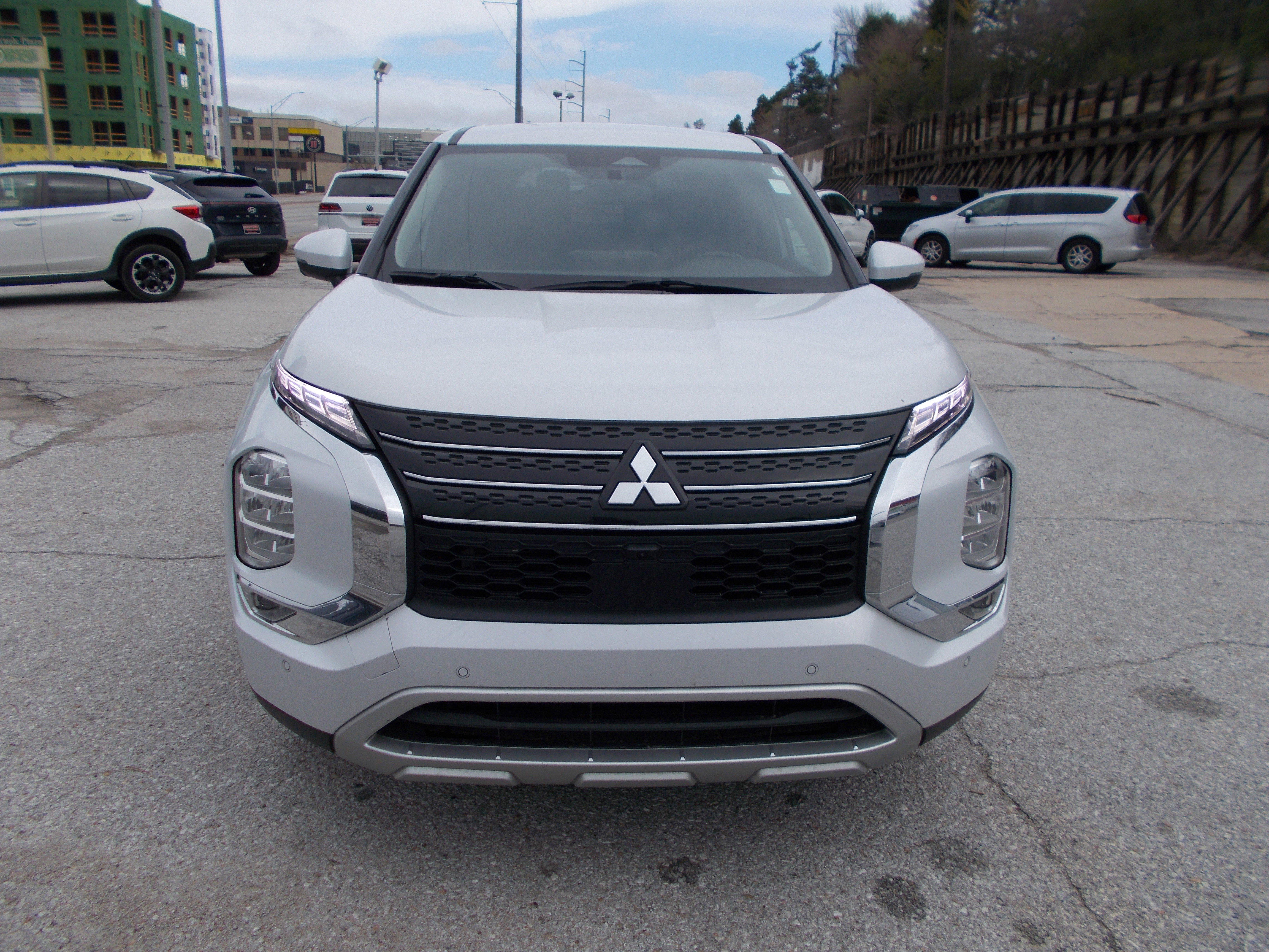 Used 2024 Mitsubishi Outlander SE FWD image 2