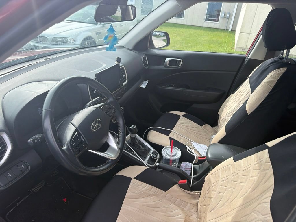Used 2024 Hyundai Venue SEL FWD image 2