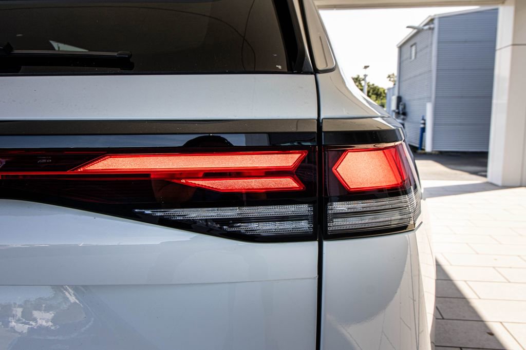 Certified 2025 Volkswagen Tiguan SE image 17