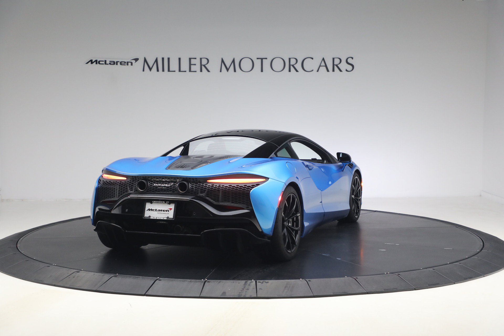 Used 2024 McLaren Artura RWD image 7