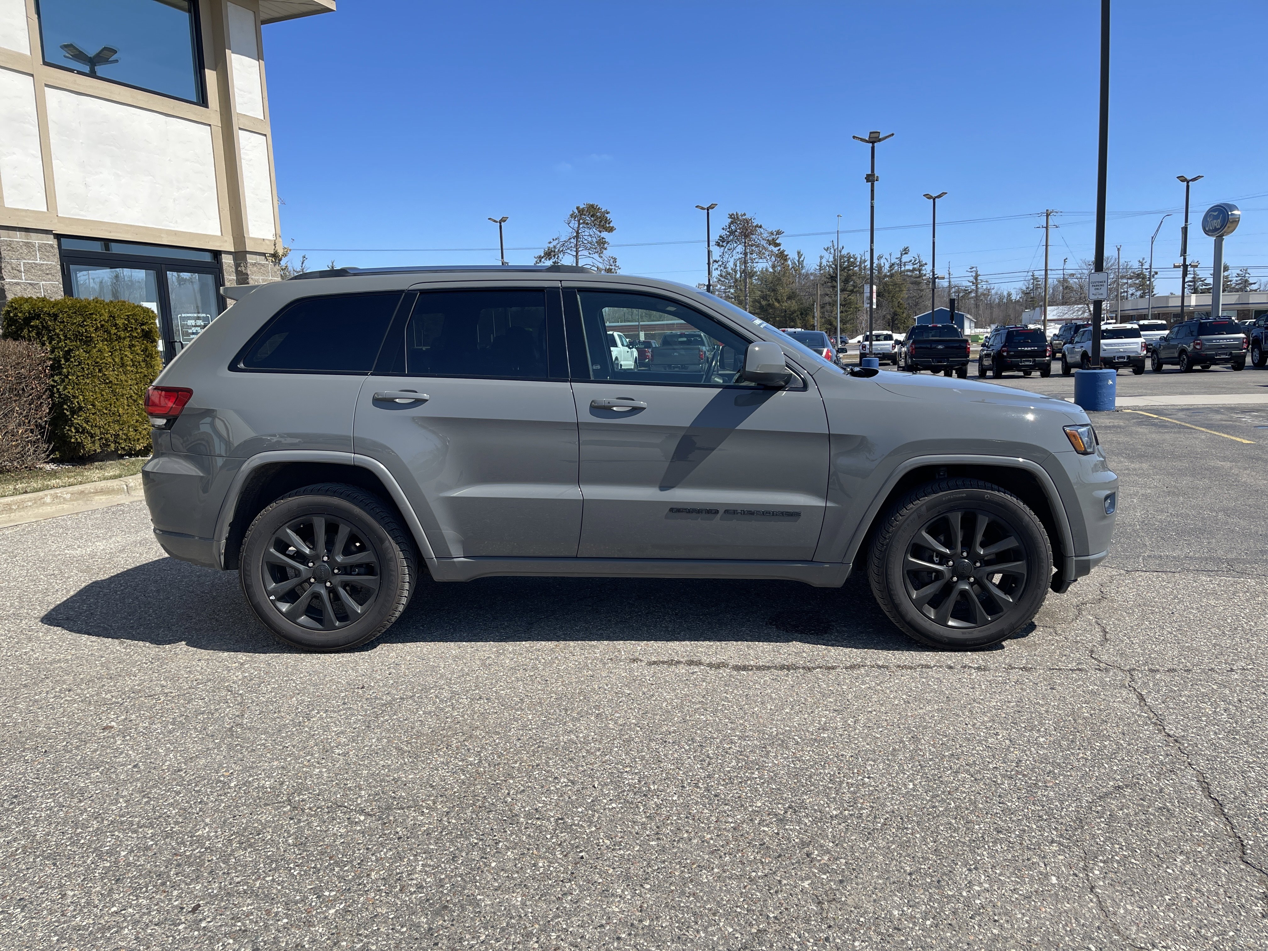 Used 2020 Jeep Grand Cherokee Altitude AWD/4WD image 3