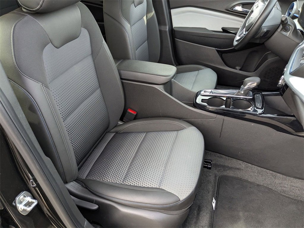 Used 2025 Chevrolet Trax LT w/ LT Convenience Package image 35