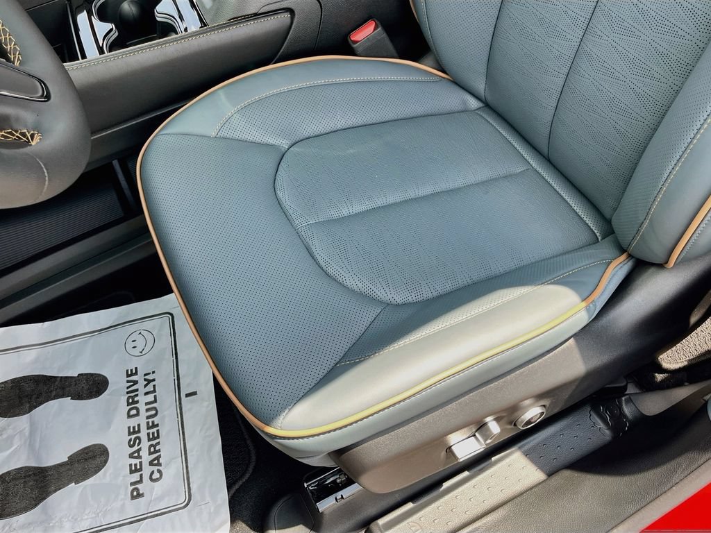 New 2027 Chrysler Pacifica Pinnacle w/ Theater Group FWD image 20
