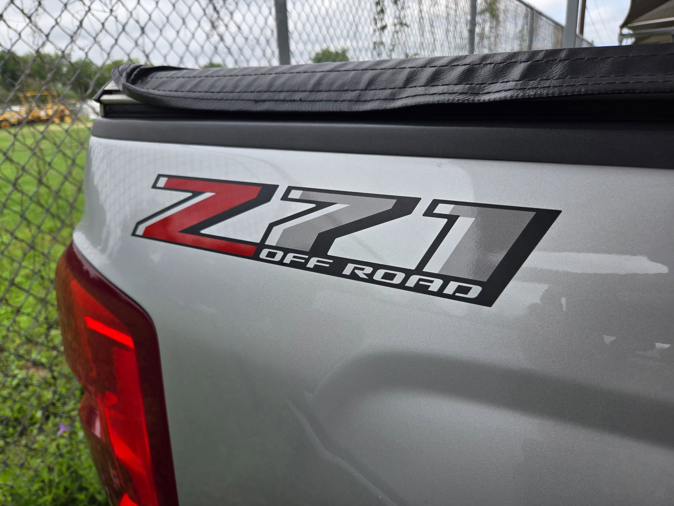 Used 2018 Chevrolet Silverado 1500 LTZ Z71 w/ Redline Edition AWD/4WD image 9