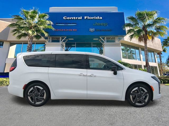 New 2027 Chrysler Pacifica Limited FWD image 4