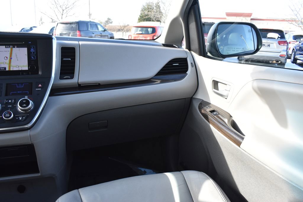 Used 2016 Toyota Sienna XLE image 14