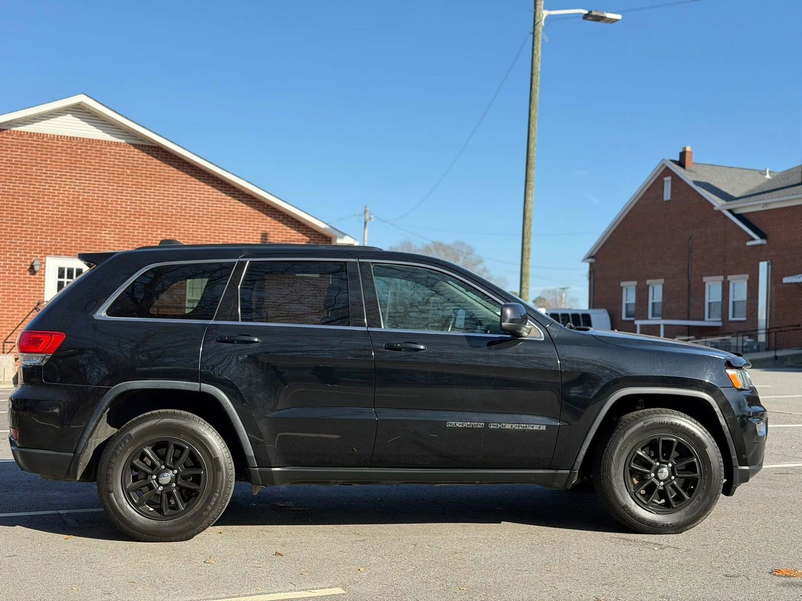 Used 2018 Jeep Grand Cherokee Laredo AWD/4WD image 7