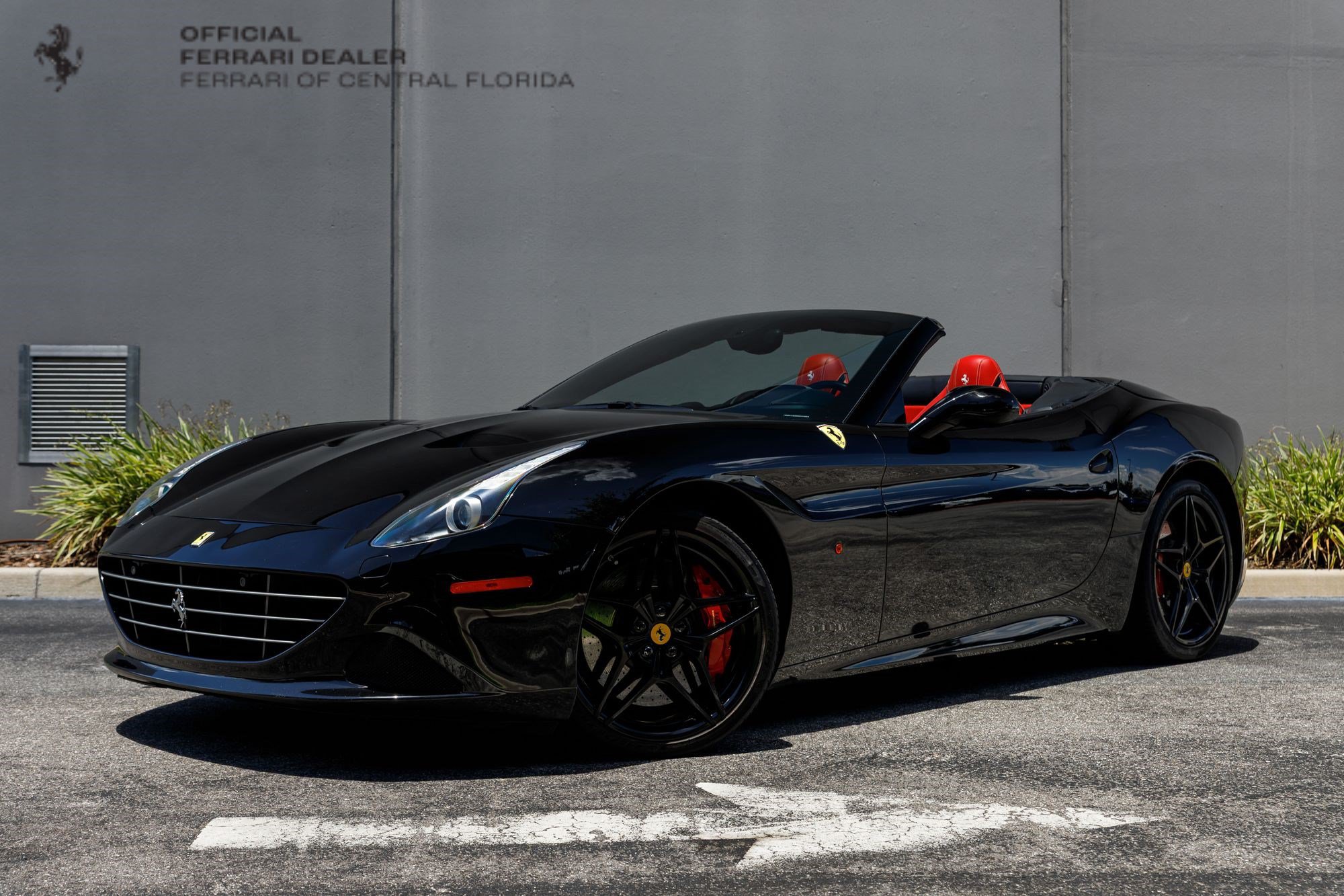 Used 2017 Ferrari California T RWD image 1