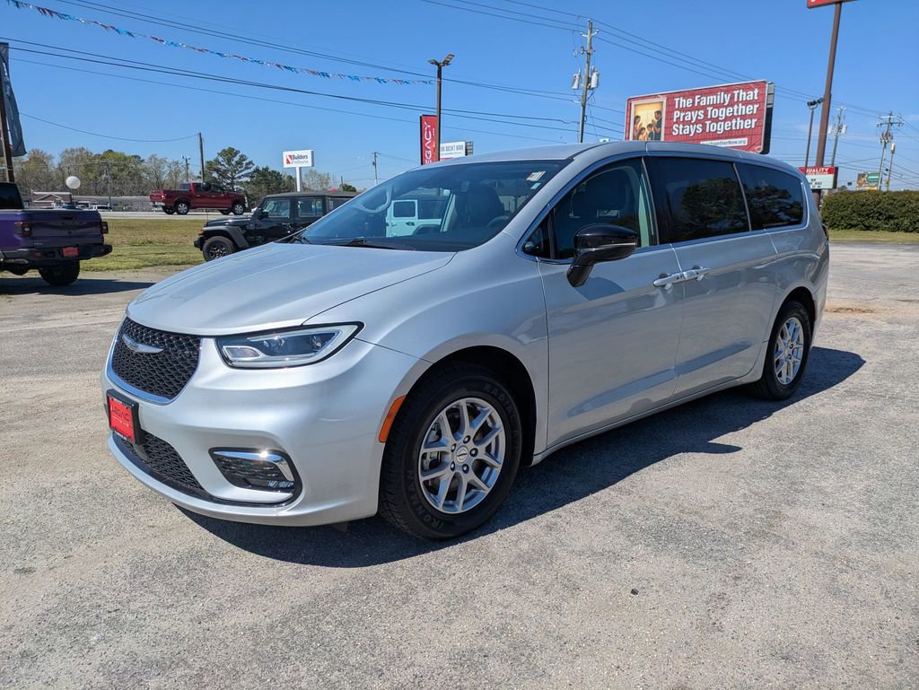 Used 2024 Chrysler Pacifica Touring-L image 7