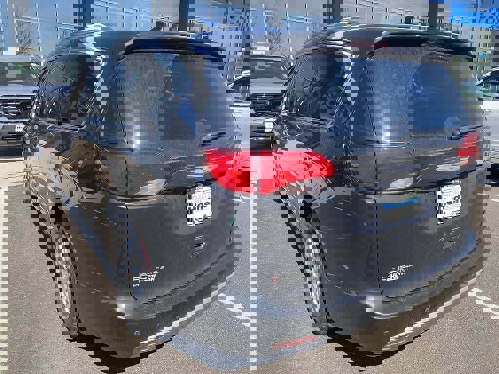 Used 2020 Chrysler Pacifica Touring-L FWD image 10