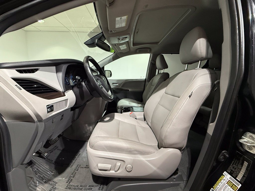 Used 2020 Toyota Sienna XLE w/ Carpet Mat Package FWD image 13