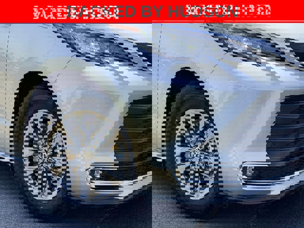 Used 2023 Toyota Sienna XLE image 3