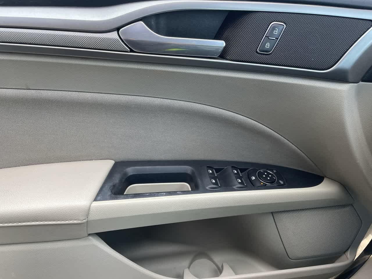 Used 2018 Ford Fusion SE FWD image 27
