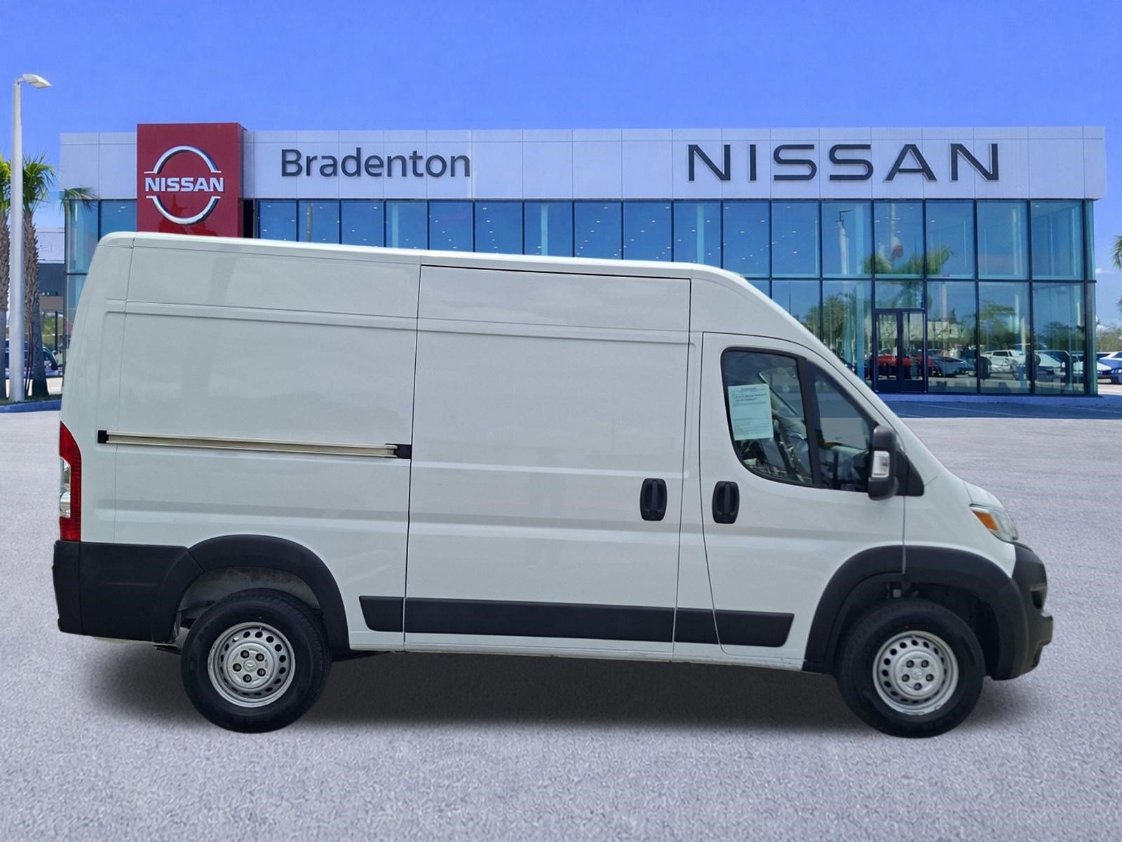 Used 2025 RAM ProMaster 2500 w/ Convenience Group FWD image 4