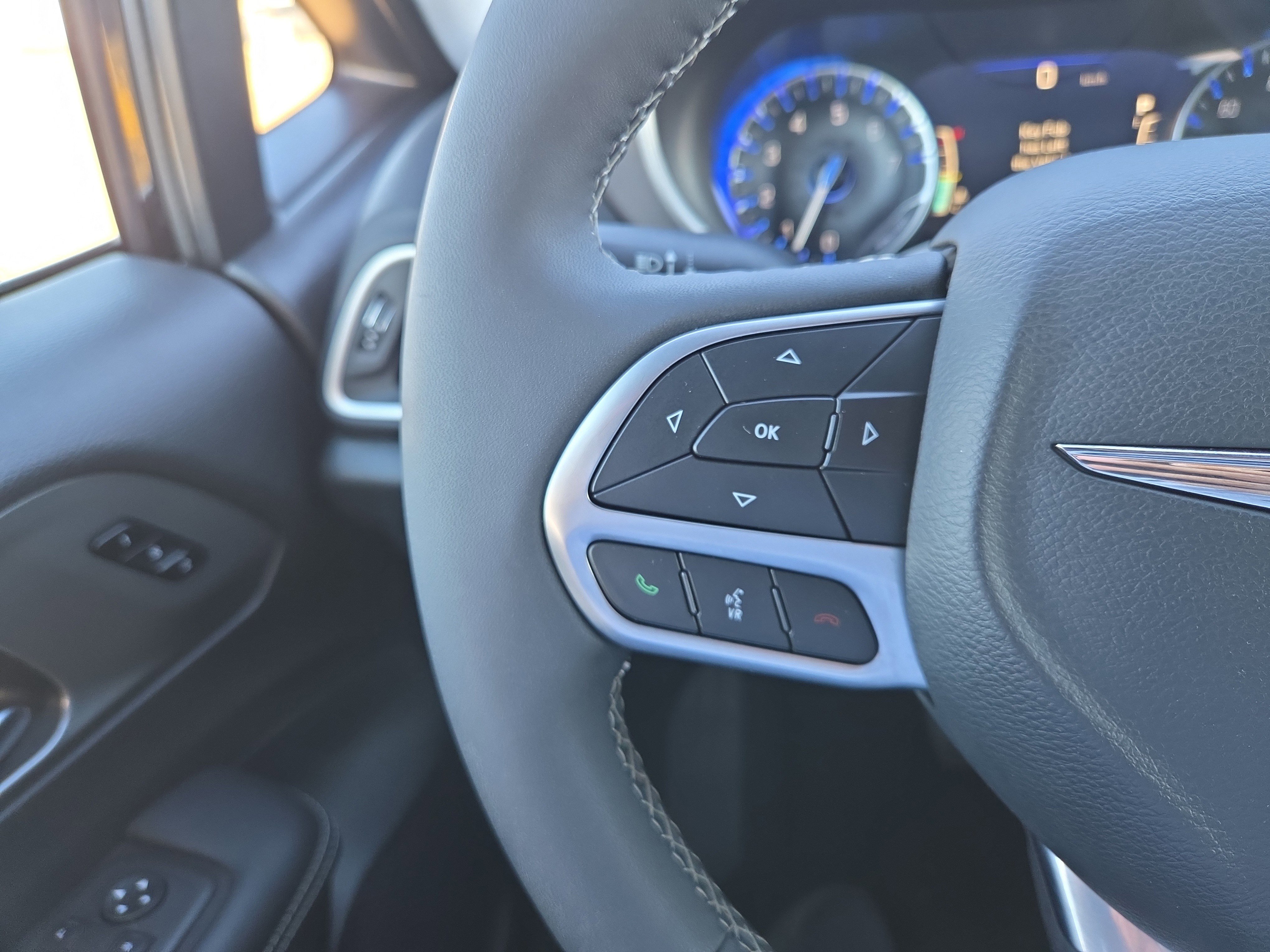 Used 2025 Chrysler Pacifica Select image 13