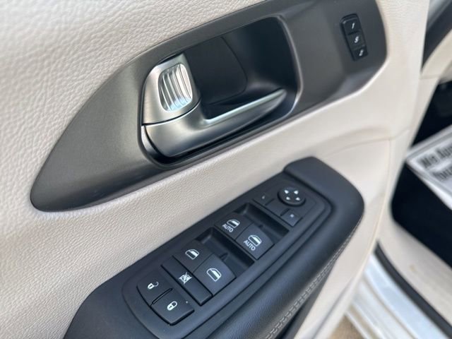 Used 2024 Chrysler Pacifica Touring-L FWD image 8