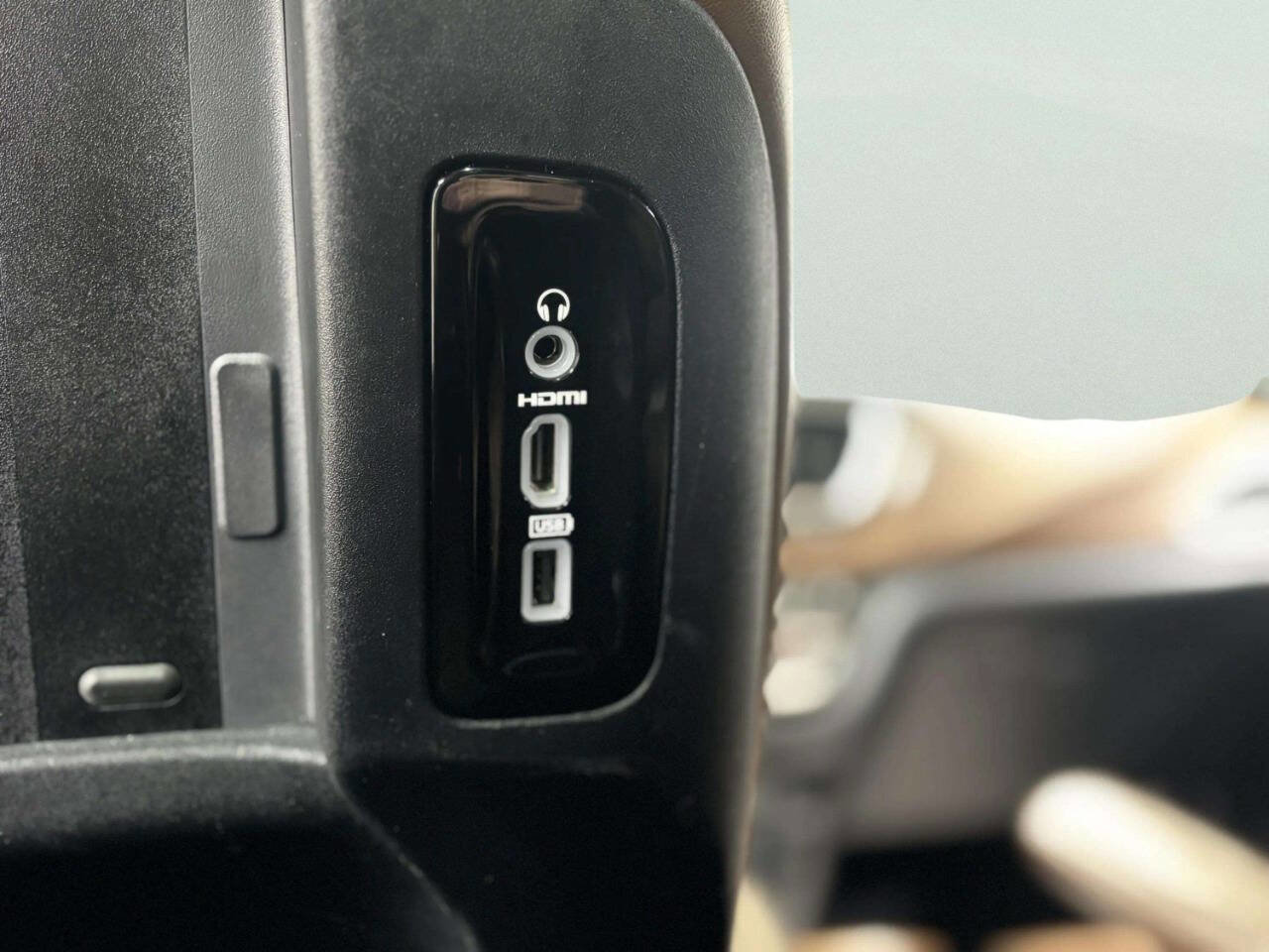 Used 2017 Chrysler Pacifica Limited image 17