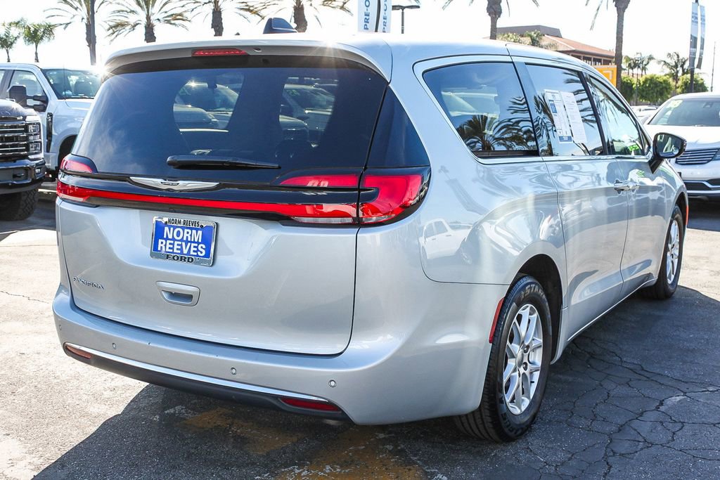 Used 2024 Chrysler Pacifica Touring-L image 7