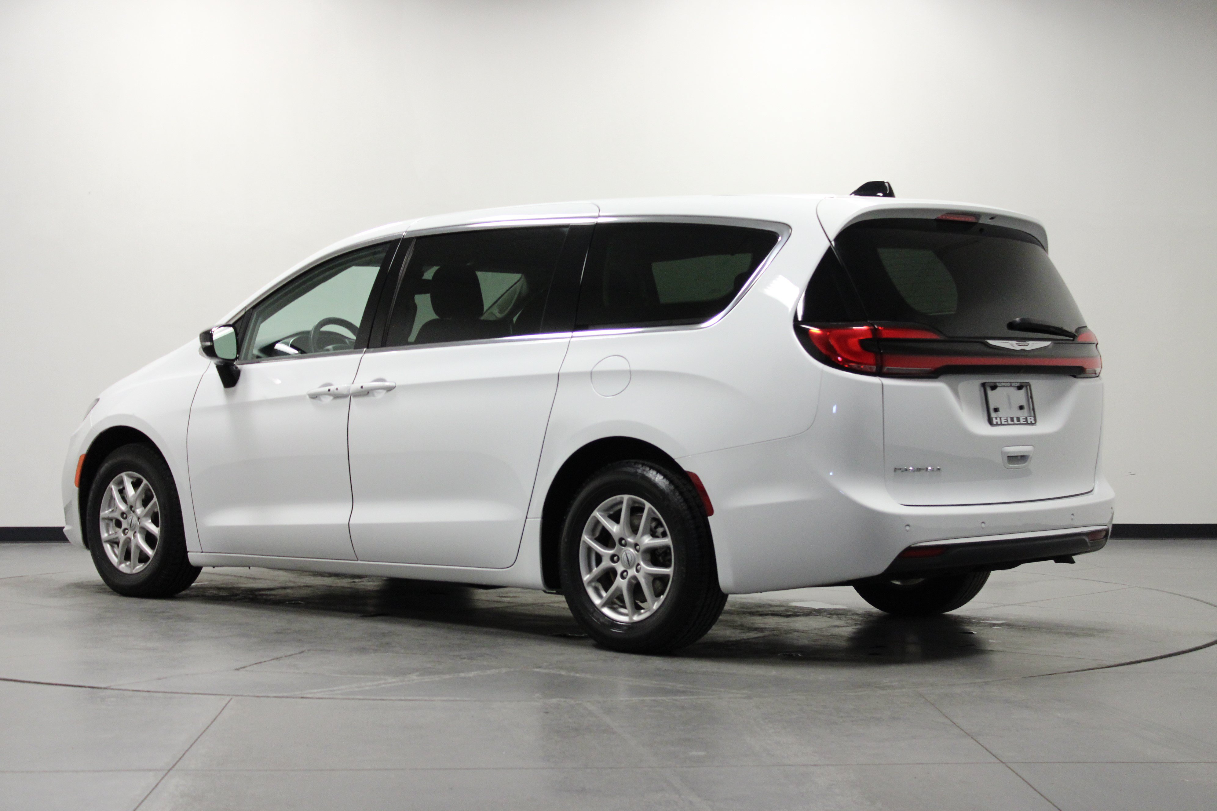 Used 2024 Chrysler Pacifica Touring-L FWD image 6