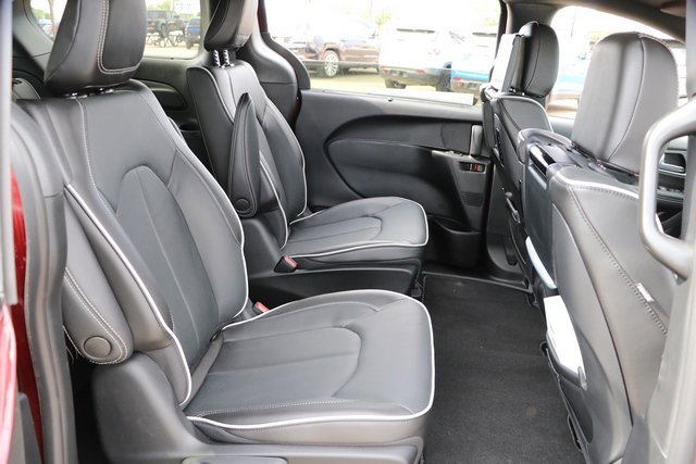 New 2023 Chrysler Pacifica Limited w/ Uconnect Theater Family Group image 39