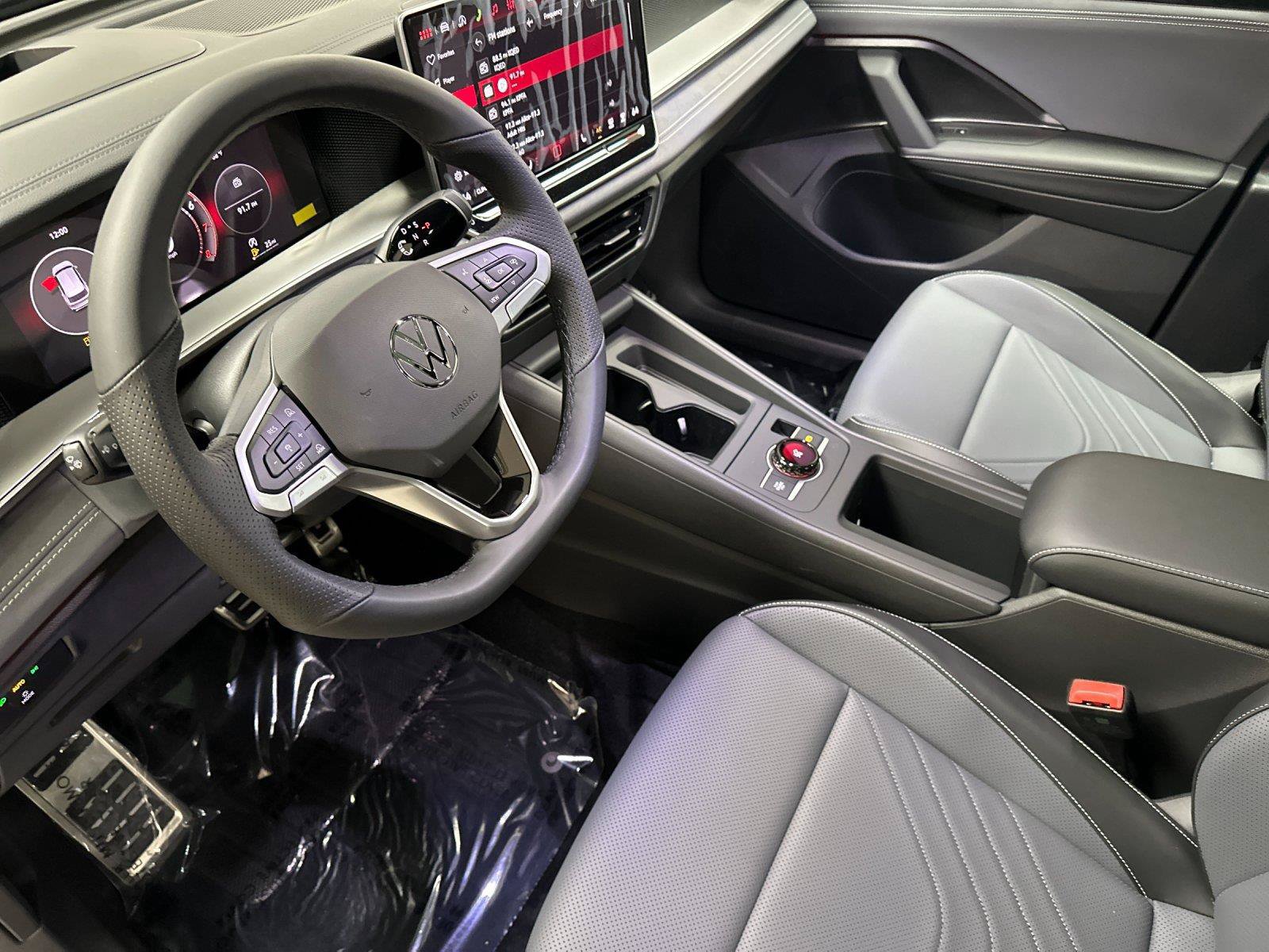New 2026 Volkswagen Tiguan SE R-Line FWD image 9