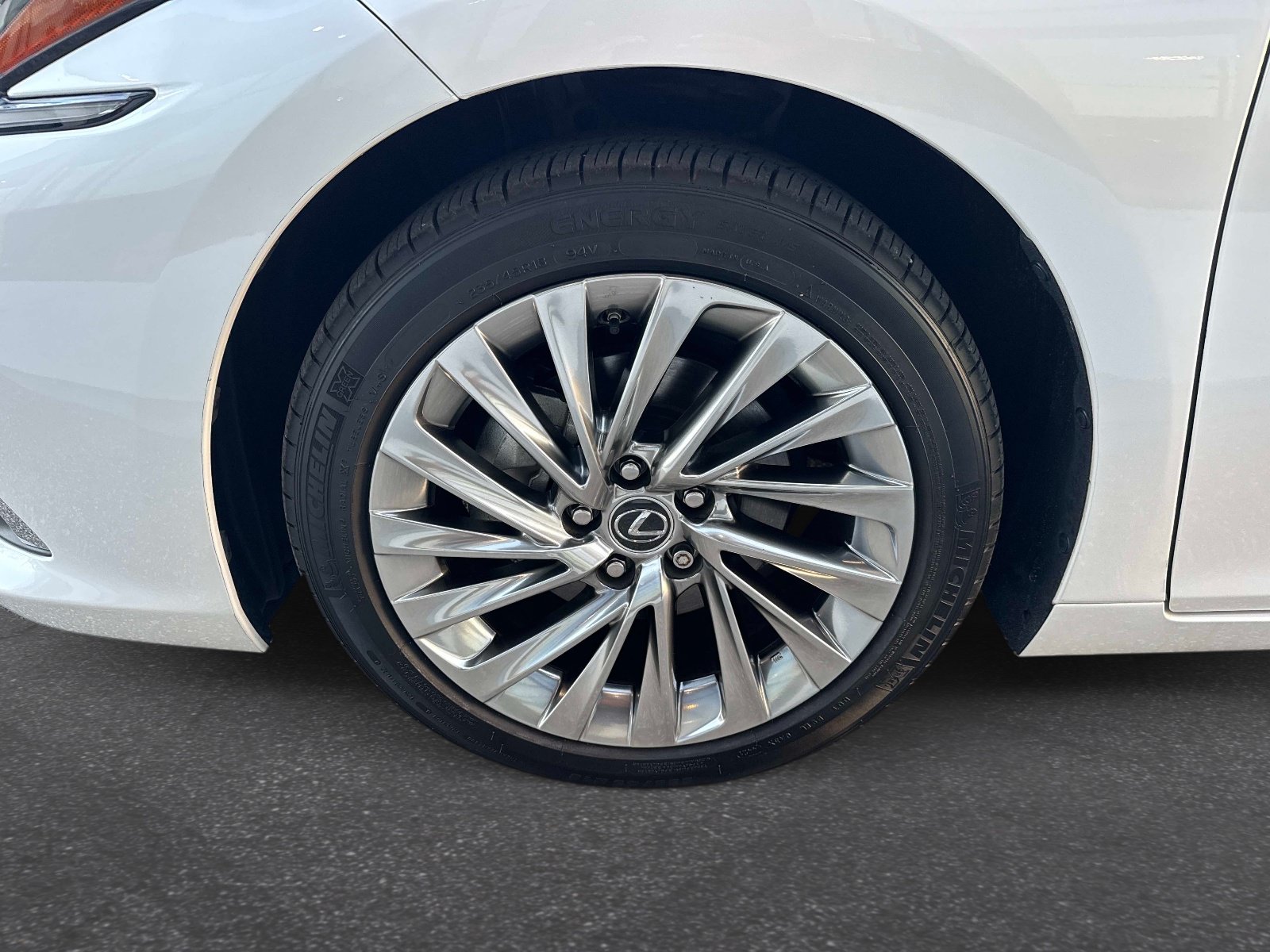 Certified 2022 Lexus ES 350 Ultra Luxury w/ Accessory Package FWD image 10