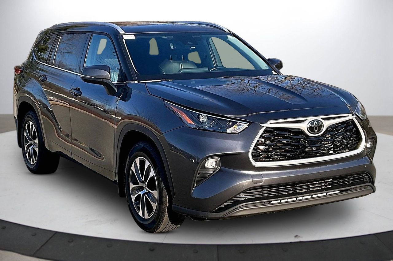Used 2022 Toyota Highlander XLE image 2