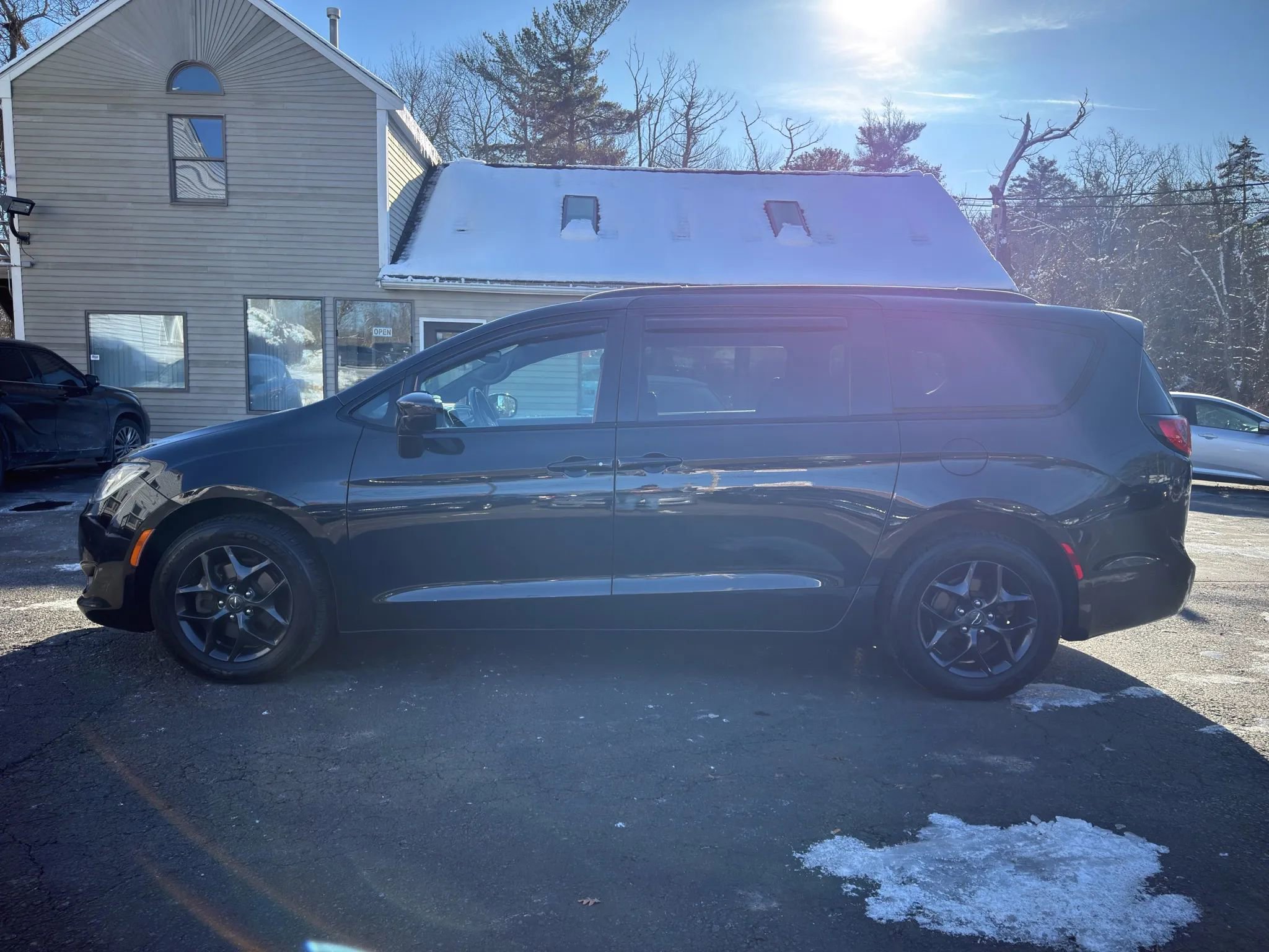 Used 2019 Chrysler Pacifica Touring-L w/ S Appearance Package image 4