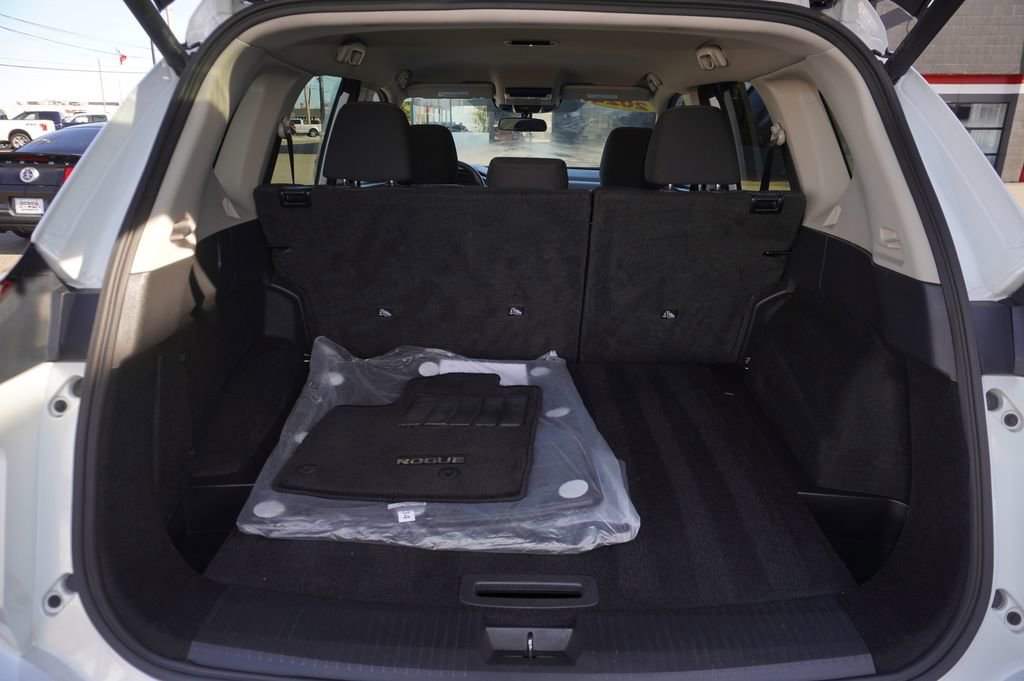 Used 2024 Nissan Rogue SV image 26