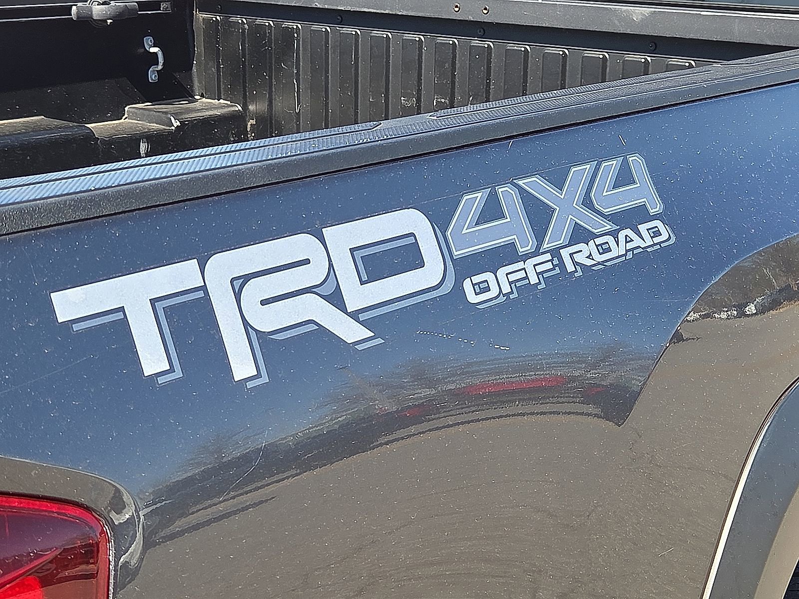 Used 2018 Toyota Tacoma TRD Off-Road w/ Technology Package image 8