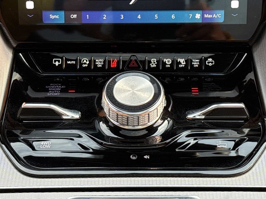 Used 2022 Jeep Grand Wagoneer Series III AWD/4WD image 17