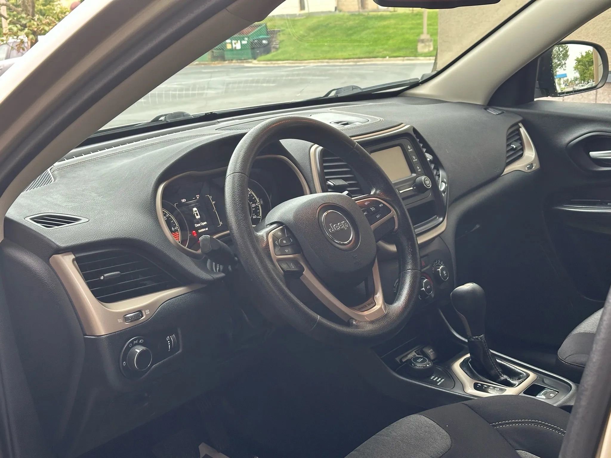 Used 2014 Jeep Cherokee Sport image 19