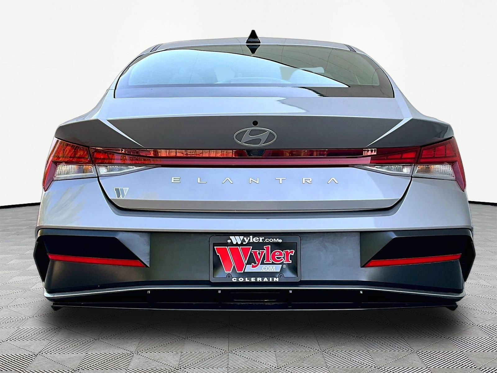 Used 2025 Hyundai Elantra SEL FWD image 5