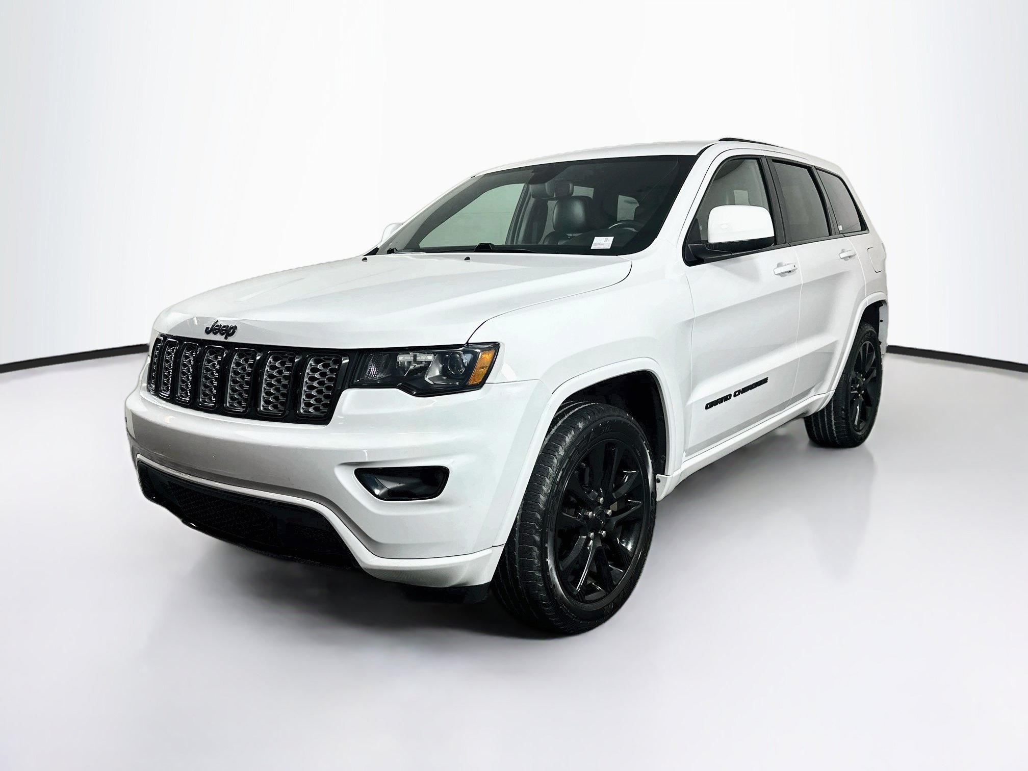 Used 2020 Jeep Grand Cherokee Altitude RWD image 3