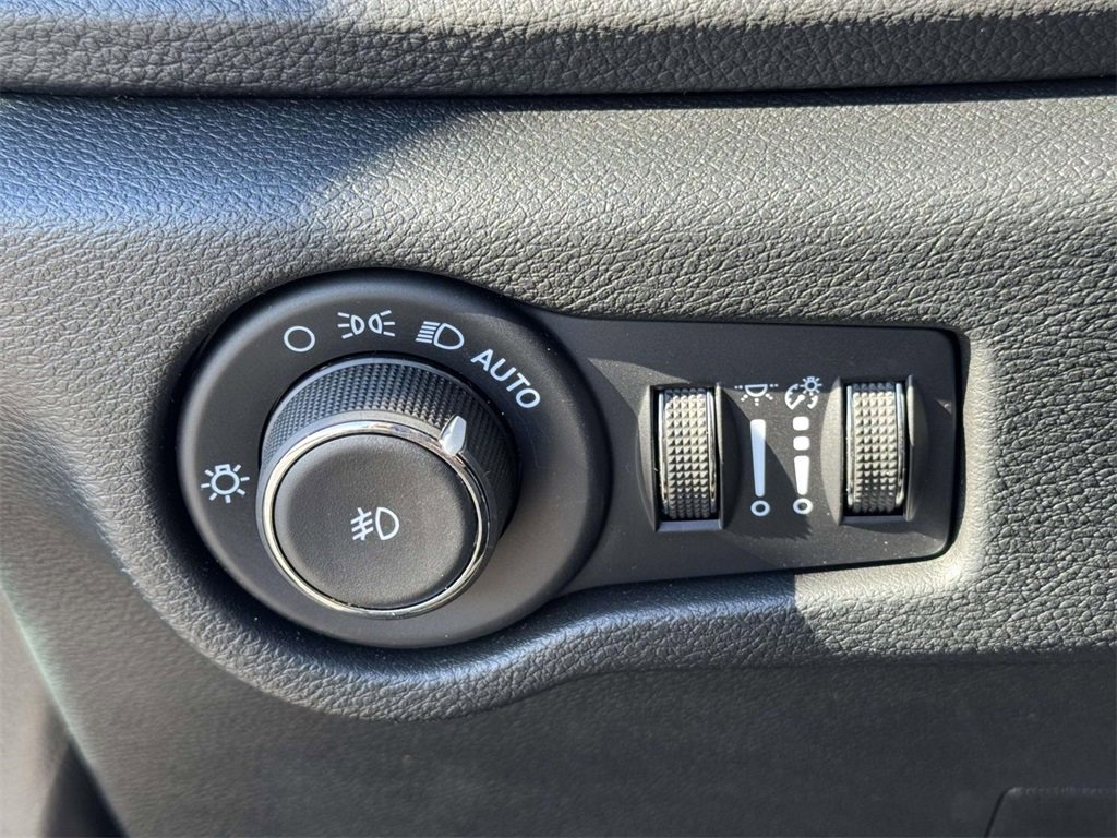 Used 2025 Chrysler Pacifica Select image 27