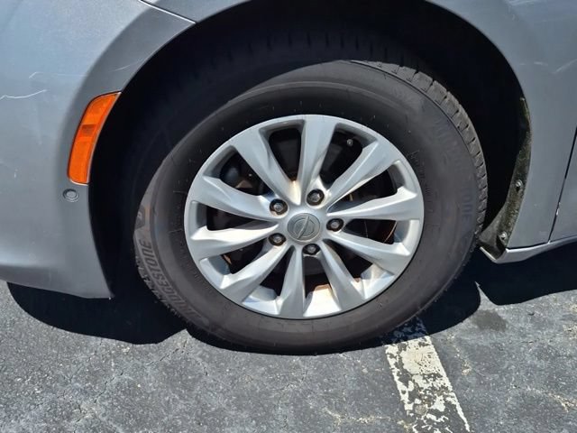 Used 2018 Chrysler Pacifica Touring-L Plus w/ Advanced Safetytec Group FWD image 2