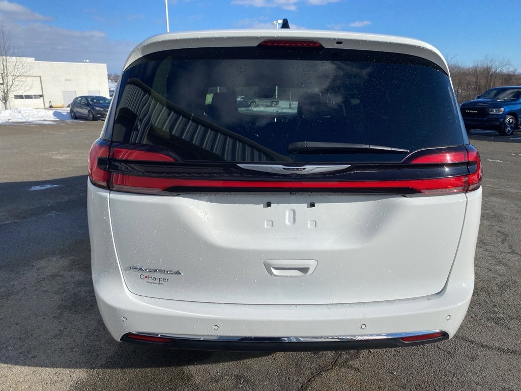 Used 2024 Chrysler Pacifica Touring-L image 4