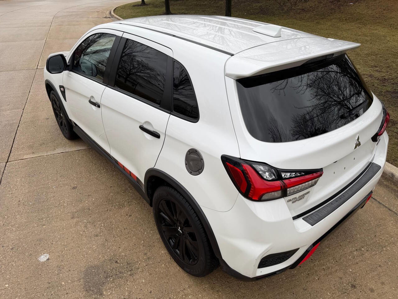 Used 2020 Mitsubishi Outlander Sport Black Edition FWD image 4