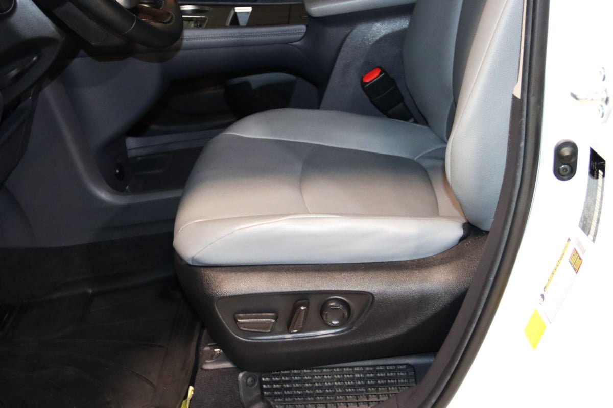 Used 2023 Toyota Sienna XLE FWD image 31