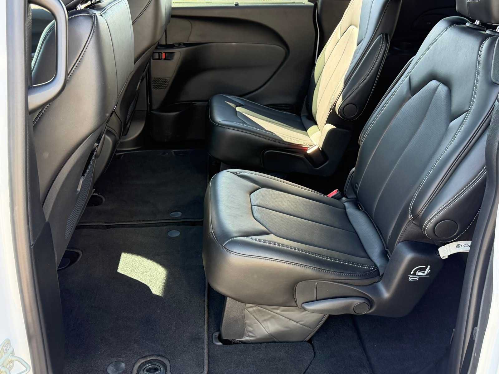 Used 2027 Chrysler Pacifica Select w/ Family Tech Group FWD image 24