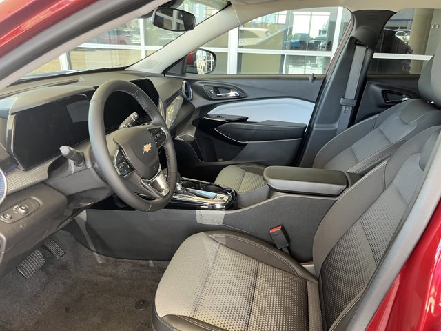 Used 2025 Chevrolet Trax LT w/ LT Convenience Package image 9