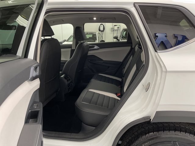Used 2025 Volkswagen Taos SEL AWD/4WD image 8